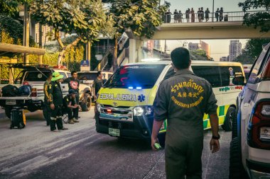 Bangkok, Tayland, 29 Mart 2025. Bangkok 'taki depremden sonra çöken bir binanın inşaat halindeki binasında ambulanslar bulunuyor. Birçok kurban hala enkaz altında..