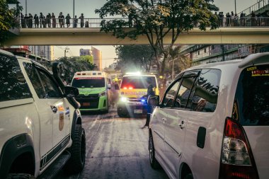 Bangkok, Tayland, 29 Mart 2025. Bangkok 'taki depremden sonra çöken bir binanın inşaat halindeki binasında ambulanslar bulunuyor. Birçok kurban hala enkaz altında..