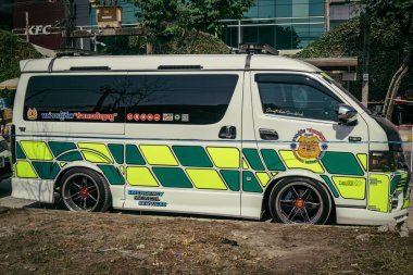 Bangkok, Tayland, 29 Mart 2025. Bangkok 'taki depremden sonra çöken bir binanın inşaat halindeki binasında ambulanslar bulunuyor. Birçok kurban hala enkaz altında..