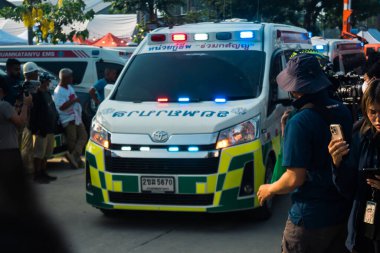 Bangkok, Tayland, 29 Mart 2025. Bangkok 'taki depremden sonra çöken bir binanın inşaat halindeki binasında ambulanslar bulunuyor. Birçok kurban hala enkaz altında..