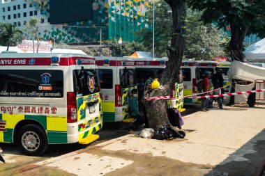 Bangkok, Tayland, 29 Mart 2025. Bangkok 'taki depremden sonra çöken bir binanın inşaat halindeki binasında ambulanslar bulunuyor. Birçok kurban hala enkaz altında..