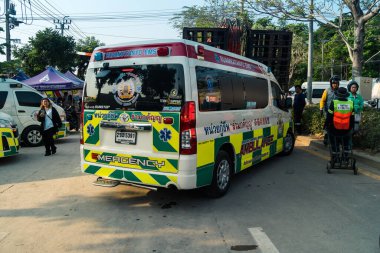 Bangkok, Tayland, 29 Mart 2025. Bangkok 'taki depremden sonra çöken bir binanın inşaat halindeki binasında ambulanslar bulunuyor. Birçok kurban hala enkaz altında..