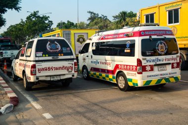 Bangkok, Tayland, 29 Mart 2025. Bangkok 'taki depremden sonra çöken bir binanın inşaat halindeki binasında ambulanslar bulunuyor. Birçok kurban hala enkaz altında..