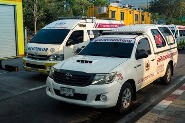 Bangkok, Tayland, 29 Mart 2025. Bangkok 'taki depremden sonra çöken bir binanın inşaat halindeki binasında ambulanslar bulunuyor. Birçok kurban hala enkaz altında..