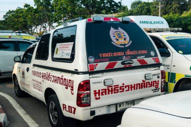 Bangkok, Tayland, 29 Mart 2025. Bangkok 'taki depremden sonra çöken bir binanın inşaat halindeki binasında ambulanslar bulunuyor. Birçok kurban hala enkaz altında..