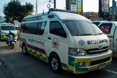 Bangkok, Tayland, 29 Mart 2025. Bangkok 'taki depremden sonra çöken bir binanın inşaat halindeki binasında ambulanslar bulunuyor. Birçok kurban hala enkaz altında..