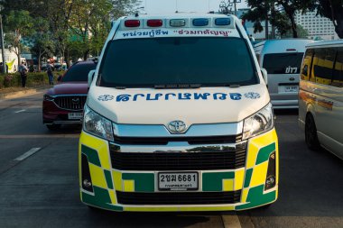 Bangkok, Tayland, 29 Mart 2025. Bangkok 'taki depremden sonra çöken bir binanın inşaat halindeki binasında ambulanslar bulunuyor. Birçok kurban hala enkaz altında..