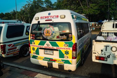 Bangkok, Tayland, 29 Mart 2025. Bangkok 'taki depremden sonra çöken bir binanın inşaat halindeki binasında ambulanslar bulunuyor. Birçok kurban hala enkaz altında..