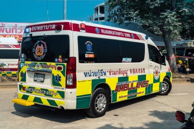 Bangkok, Tayland, 29 Mart 2025. Bangkok 'taki depremden sonra çöken bir binanın inşaat halindeki binasında ambulanslar bulunuyor. Birçok kurban hala enkaz altında..