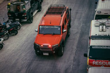 Bangkok, Tayland, 29 Mart 2025. Bangkok 'taki depremden sonra çöken bir binanın şantiyesine itfaiyeciler sevk edildi. Birçok kurban hala enkaz altında..