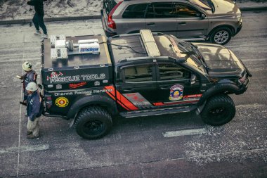 Bangkok, Tayland, 29 Mart 2025. Bangkok 'taki depremden sonra çöken bir binanın şantiyesine itfaiyeciler sevk edildi. Birçok kurban hala enkaz altında..