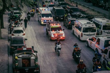 Bangkok, Tayland, 29 Mart 2025. Bangkok 'taki depremden sonra çöken bir binanın şantiyesine itfaiyeciler sevk edildi. Birçok kurban hala enkaz altında..