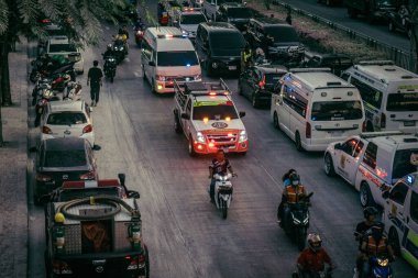 Bangkok, Tayland, 29 Mart 2025. Bangkok 'taki depremden sonra çöken bir binanın şantiyesine itfaiyeciler sevk edildi. Birçok kurban hala enkaz altında..