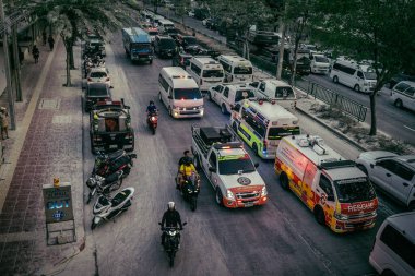 Bangkok, Tayland, 29 Mart 2025. Bangkok 'taki depremden sonra çöken bir binanın şantiyesine itfaiyeciler sevk edildi. Birçok kurban hala enkaz altında..