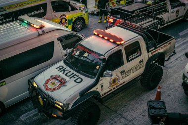 Bangkok, Tayland, 29 Mart 2025. Bangkok 'taki depremden sonra çöken bir binanın şantiyesine itfaiyeciler sevk edildi. Birçok kurban hala enkaz altında..