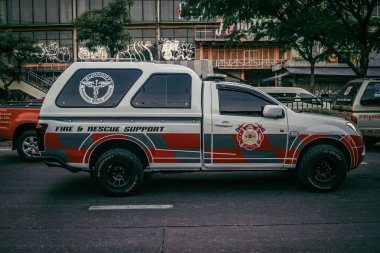 Bangkok, Tayland, 29 Mart 2025. Bangkok 'taki depremden sonra çöken bir binanın şantiyesine itfaiyeciler sevk edildi. Birçok kurban hala enkaz altında..