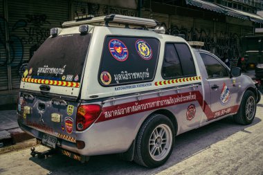 Bangkok, Tayland, 29 Mart 2025. Bangkok 'taki depremden sonra çöken bir binanın şantiyesine itfaiyeciler sevk edildi. Birçok kurban hala enkaz altında..