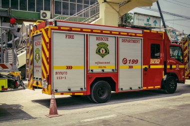 Bangkok, Tayland, 29 Mart 2025. Bangkok 'taki depremden sonra çöken bir binanın şantiyesine itfaiyeciler sevk edildi. Birçok kurban hala enkaz altında..