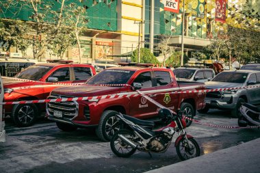 Bangkok, Tayland, 29 Mart 2025. Bangkok 'taki depremden sonra çöken bir binanın şantiyesine itfaiyeciler sevk edildi. Birçok kurban hala enkaz altında..