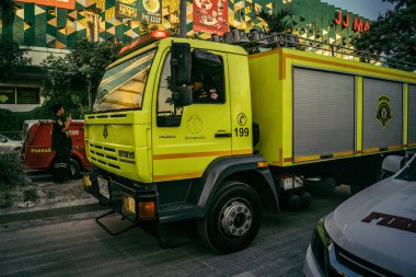 Bangkok, Tayland, 29 Mart 2025. Bangkok 'taki depremden sonra çöken bir binanın şantiyesine itfaiyeciler sevk edildi. Birçok kurban hala enkaz altında..