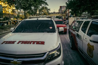 Bangkok, Tayland, 29 Mart 2025. Bangkok 'taki depremden sonra çöken bir binanın şantiyesine itfaiyeciler sevk edildi. Birçok kurban hala enkaz altında..