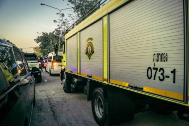 Bangkok, Tayland, 29 Mart 2025. Bangkok 'taki depremden sonra çöken bir binanın şantiyesine itfaiyeciler sevk edildi. Birçok kurban hala enkaz altında..