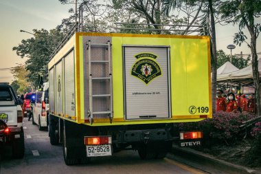 Bangkok, Tayland, 29 Mart 2025. Bangkok 'taki depremden sonra çöken bir binanın şantiyesine itfaiyeciler sevk edildi. Birçok kurban hala enkaz altında..