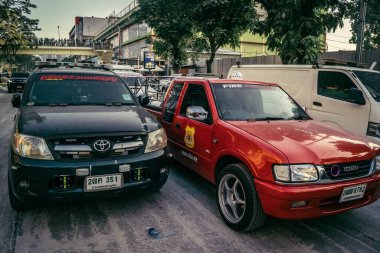 Bangkok, Tayland, 29 Mart 2025. Bangkok 'taki depremden sonra çöken bir binanın şantiyesine itfaiyeciler sevk edildi. Birçok kurban hala enkaz altında..