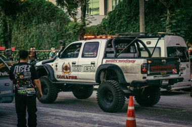 Bangkok, Tayland, 29 Mart 2025. Bangkok 'taki depremden sonra çöken bir binanın şantiyesine itfaiyeciler sevk edildi. Birçok kurban hala enkaz altında..