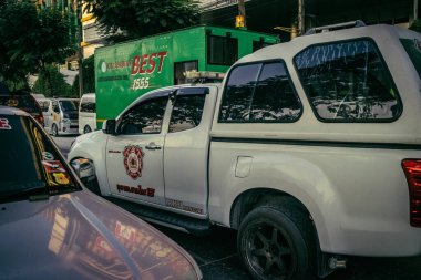 Bangkok, Tayland, 29 Mart 2025. Bangkok 'taki depremden sonra çöken bir binanın şantiyesine itfaiyeciler sevk edildi. Birçok kurban hala enkaz altında..