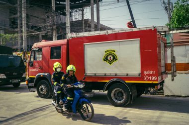 Bangkok, Tayland, 29 Mart 2025. Bangkok 'taki depremden sonra çöken bir binanın şantiyesine itfaiyeciler sevk edildi. Birçok kurban hala enkaz altında..