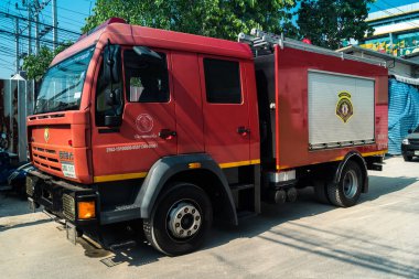 Bangkok, Tayland, 29 Mart 2025. Bangkok 'taki depremden sonra çöken bir binanın şantiyesine itfaiyeciler sevk edildi. Birçok kurban hala enkaz altında..