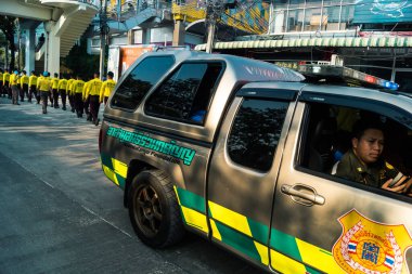 Bangkok, Tayland, 29 Mart 2025. Bangkok 'taki depremden sonra çöken bir binanın şantiyesine itfaiyeciler sevk edildi. Birçok kurban hala enkaz altında..