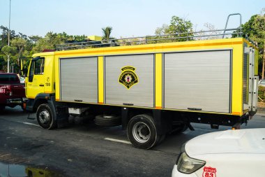 Bangkok, Tayland, 29 Mart 2025. Bangkok 'taki depremden sonra çöken bir binanın şantiyesine itfaiyeciler sevk edildi. Birçok kurban hala enkaz altında..