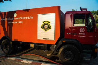 Bangkok, Tayland, 29 Mart 2025. Bangkok 'taki depremden sonra çöken bir binanın şantiyesine itfaiyeciler sevk edildi. Birçok kurban hala enkaz altında..