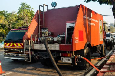 Bangkok, Tayland, 29 Mart 2025. Bangkok 'taki depremden sonra çöken bir binanın şantiyesine itfaiyeciler sevk edildi. Birçok kurban hala enkaz altında..