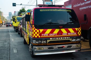 Bangkok, Tayland, 29 Mart 2025. Bangkok 'taki depremden sonra çöken bir binanın şantiyesine itfaiyeciler sevk edildi. Birçok kurban hala enkaz altında..