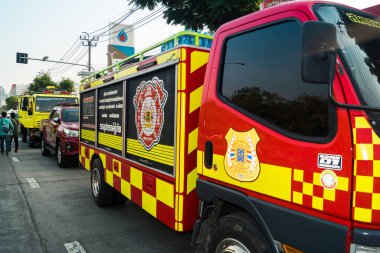 Bangkok, Tayland, 29 Mart 2025. Bangkok 'taki depremden sonra çöken bir binanın şantiyesine itfaiyeciler sevk edildi. Birçok kurban hala enkaz altında..