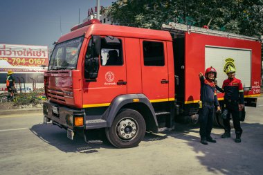 Bangkok, Tayland, 29 Mart 2025. Bangkok 'taki depremden sonra çöken bir binanın şantiyesine itfaiyeciler sevk edildi. Birçok kurban hala enkaz altında..