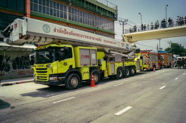 Bangkok, Tayland, 29 Mart 2025. Bangkok 'taki depremden sonra çöken bir binanın şantiyesinde inşaat araçları kullanılıyor. Birçok kurban hala enkaz altında..