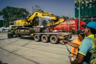 Bangkok, Tayland, 29 Mart 2025. Bangkok 'taki depremden sonra çöken bir binanın şantiyesinde inşaat araçları kullanılıyor. Birçok kurban hala enkaz altında..