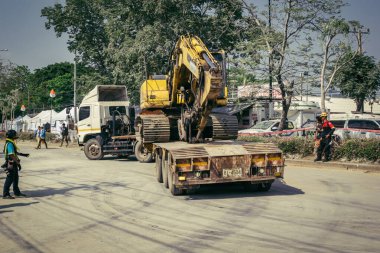 Bangkok, Tayland, 29 Mart 2025. Bangkok 'taki depremden sonra çöken bir binanın şantiyesinde inşaat araçları kullanılıyor. Birçok kurban hala enkaz altında..