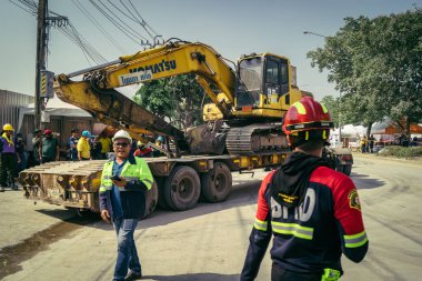 Bangkok, Tayland, 29 Mart 2025. Bangkok 'taki depremden sonra çöken bir binanın şantiyesinde inşaat araçları kullanılıyor. Birçok kurban hala enkaz altında..