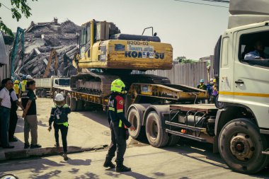 Bangkok, Tayland, 29 Mart 2025. Bangkok 'taki depremden sonra çöken bir binanın şantiyesinde inşaat araçları kullanılıyor. Birçok kurban hala enkaz altında..