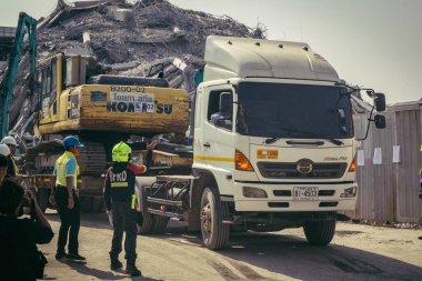 Bangkok, Tayland, 29 Mart 2025. Bangkok 'taki depremden sonra çöken bir binanın şantiyesinde inşaat araçları kullanılıyor. Birçok kurban hala enkaz altında..