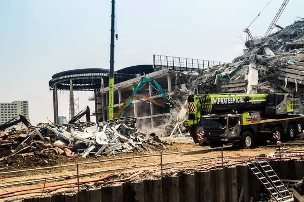 Bangkok, Tayland, 29 Mart 2025. Tayland başkentini vuran depremden sonra çöken inşaat halindeki yüksek binaların bulunduğu bölgede..