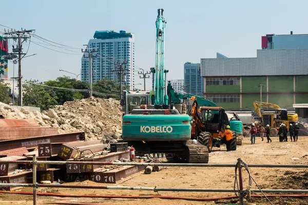 Bangkok, Tayland, 29 Mart 2025. Tayland başkentini vuran depremden sonra çöken inşaat halindeki yüksek binaların bulunduğu bölgede..