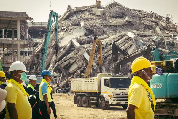 Bangkok, Tayland, 29 Mart 2025. Tayland başkentini vuran depremden sonra çöken inşaat halindeki yüksek binaların bulunduğu bölgede..