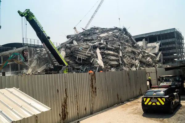 Bangkok, Tayland, 29 Mart 2025. Tayland başkentini vuran depremden sonra çöken inşaat halindeki yüksek binaların bulunduğu bölgede..