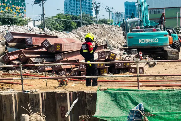Bangkok, Tayland, 29 Mart 2025. Tayland başkentini vuran depremden sonra çöken inşaat halindeki yüksek binaların bulunduğu bölgede..